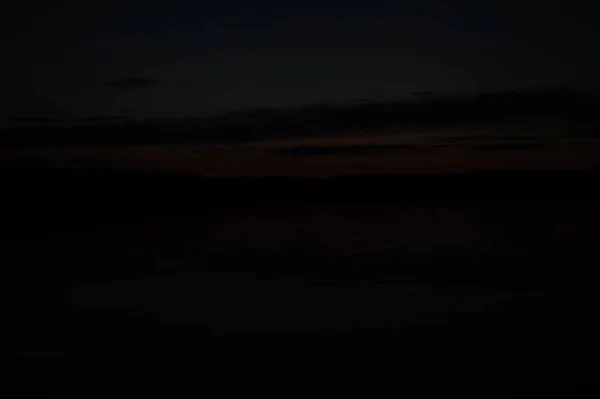 清晨湖面上无尽的漆黑天空 风景如画 — 图库照片