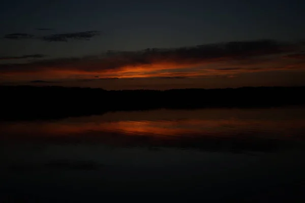 Vue Pittoresque Ciel Noir Sans Fin Sur Lac Tôt Matin — Photo