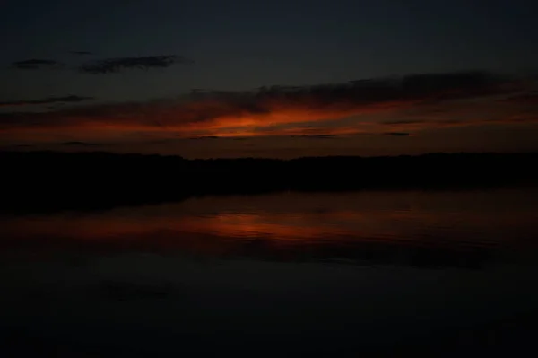 Vista Pitoresca Céu Escuro Infinito Sobre Lago Início Manhã — Fotografia de Stock