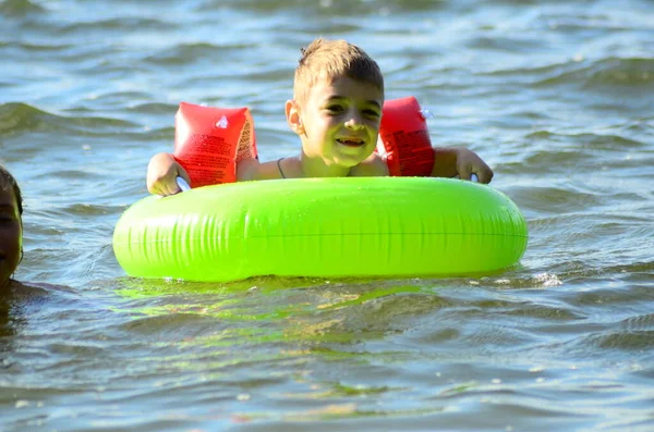 Kleiner Junge Schwimmt See — Stockfoto