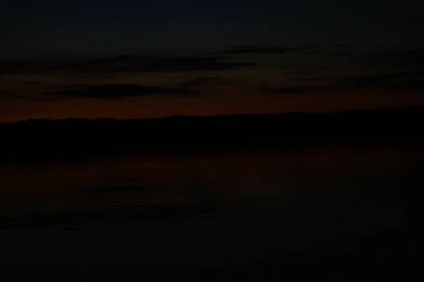 Vista Pittoresca Del Cielo Buio Infinito Sul Lago Prima Mattina — Foto Stock