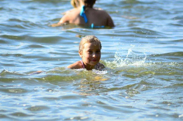 Ein Kleines Mädchen Das See Schwimmt — Stockfoto