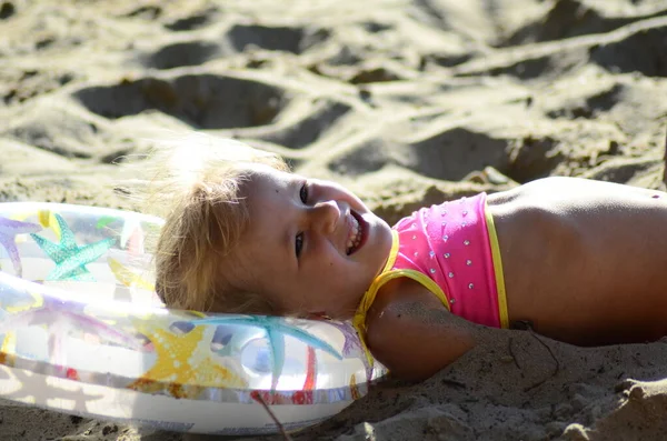 Gelukkig Lachend Meisje Liggend Zand Zonlicht — Stockfoto