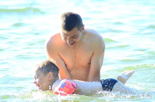 Father Teaching Son Swim — Stockfoto