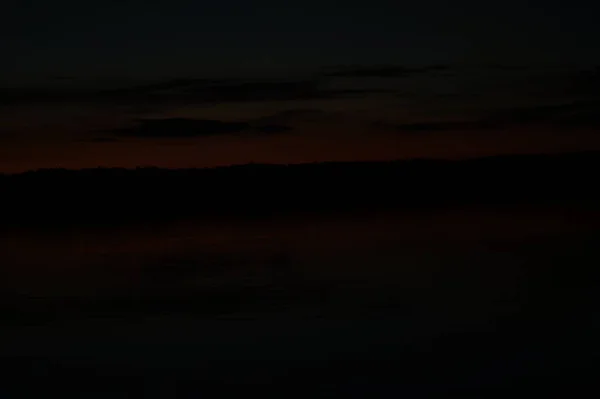 Pintoresca Vista Del Cielo Oscuro Sin Fin Sobre Lago Madrugada — Foto de Stock