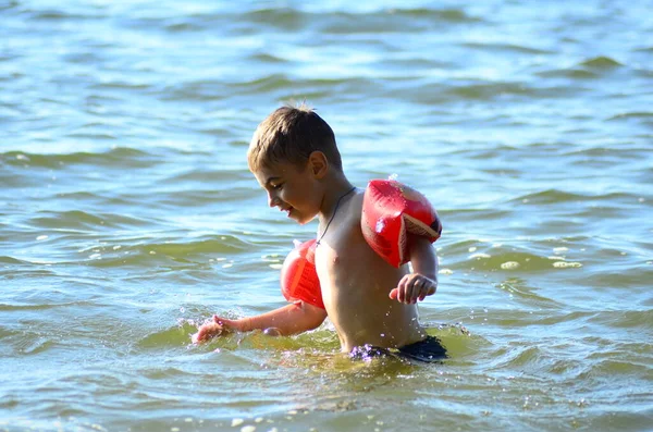 Kleiner Junge Schwimmt See — Stockfoto