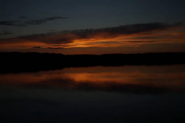 Vista Pitoresca Céu Escuro Infinito Sobre Lago Início Manhã — Fotografia de Stock