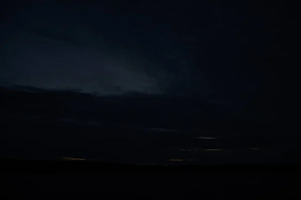 早朝の果てしなく続く暗い空の絵のような景色 — ストック写真