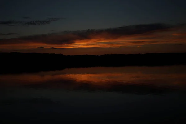 Vista Pitoresca Céu Escuro Infinito Sobre Lago Início Manhã — Fotografia de Stock