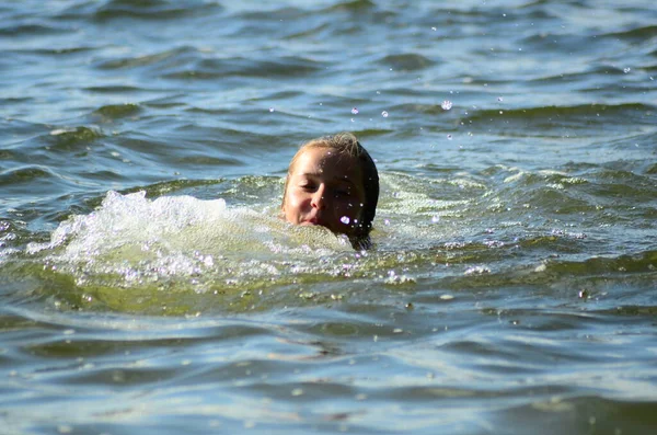 Uma Menina Nadando Lago — Fotografia de Stock