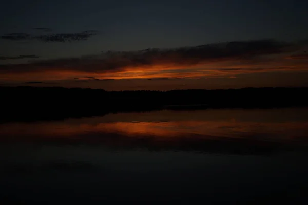 Pintoresca Vista Del Cielo Oscuro Sin Fin Sobre Lago Madrugada — Foto de Stock