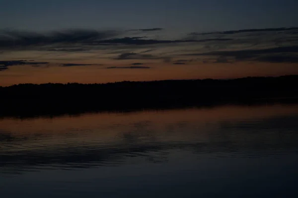 Malebný Pohled Nekonečnou Tmavou Oblohu Nad Jezerem Časně Ráno — Stock fotografie