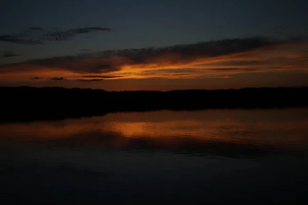 Vista Pitoresca Céu Escuro Infinito Sobre Lago Início Manhã — Fotografia de Stock