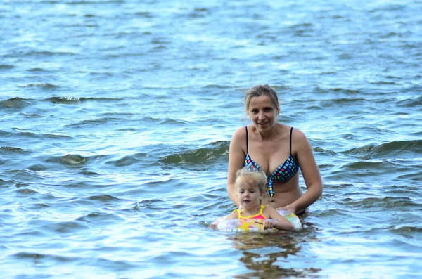 Young Woman Playing Daughter Summer Lake — Stockfoto