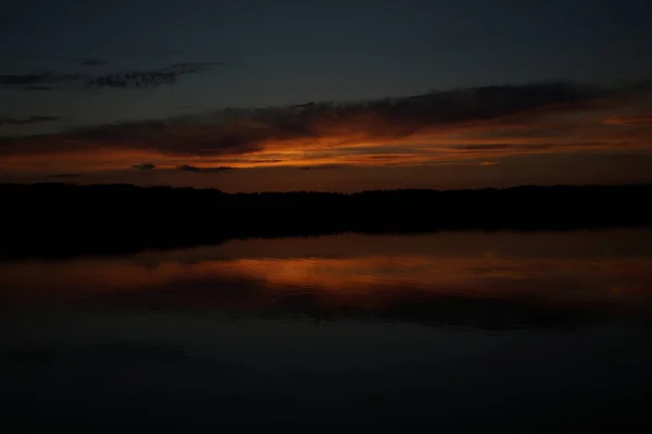 Pintoresca Vista Del Cielo Oscuro Sin Fin Sobre Lago Madrugada — Foto de Stock