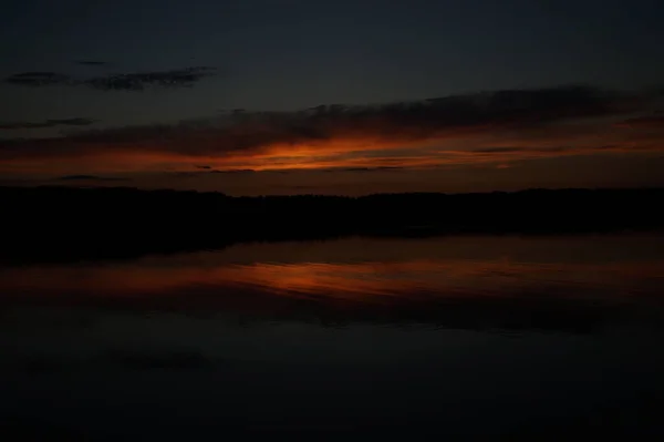 Pintoresca Vista Del Cielo Oscuro Sin Fin Sobre Lago Madrugada — Foto de Stock