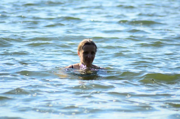 Little Girl Playing Lake — Photo