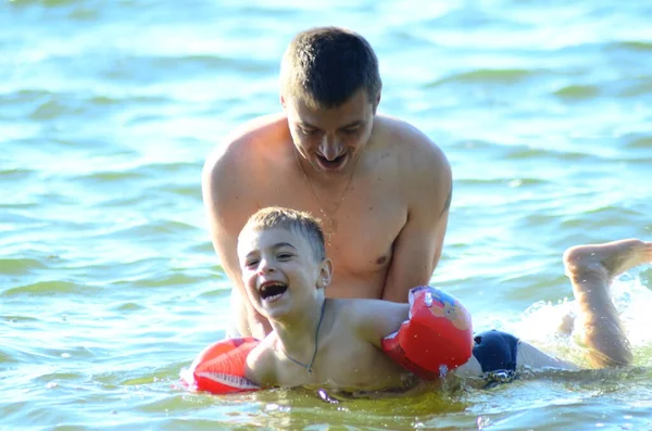 Father Teaching Son Swim — Stockfoto