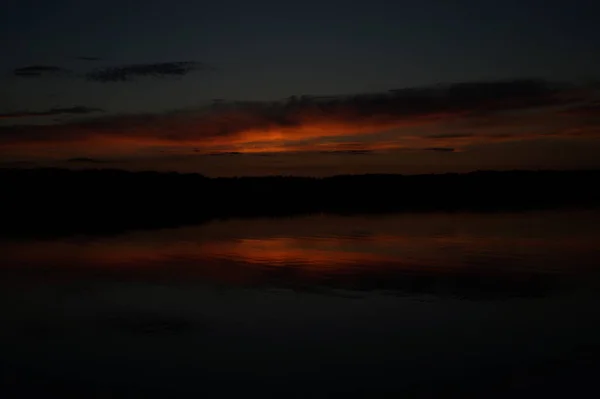 Живописный Вид Бесконечное Темное Небо Над Озером Ранним Утром — стоковое фото