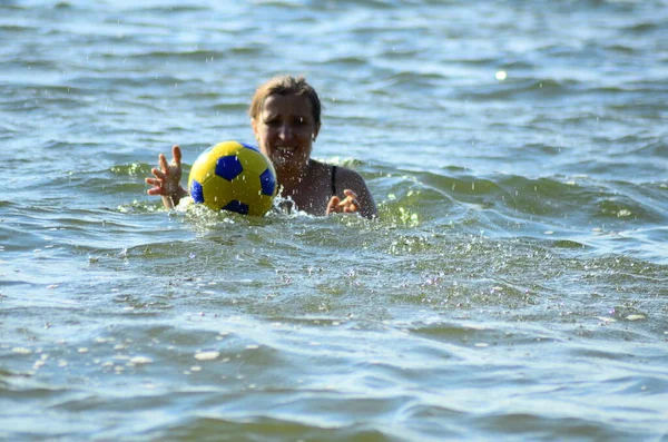 Young Woman Playing Ball Summer Lake — Stockfoto