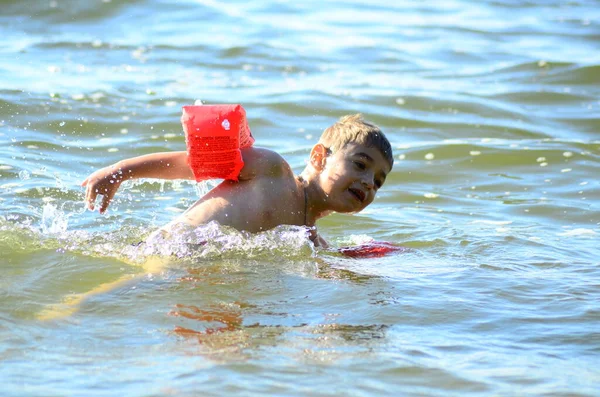 Little Boy Swimming Lake — Stockfoto