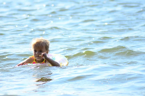 Ein Kleines Mädchen Das See Schwimmt — Stockfoto