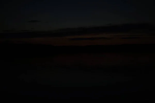 Vista Pitoresca Céu Escuro Infinito Sobre Lago Início Manhã — Fotografia de Stock