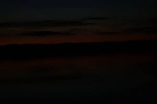 Vue Pittoresque Ciel Noir Sans Fin Sur Lac Tôt Matin — Photo