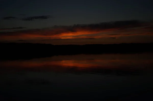 Vue Pittoresque Ciel Noir Sans Fin Sur Lac Tôt Matin — Photo