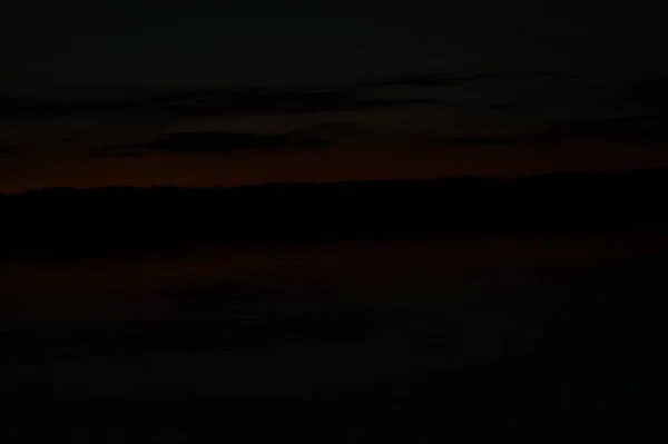 Vista Pittoresca Del Cielo Buio Infinito Sul Lago Prima Mattina — Foto Stock