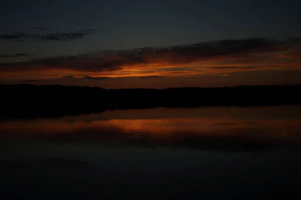 Vista Pitoresca Céu Escuro Infinito Sobre Lago Início Manhã — Fotografia de Stock