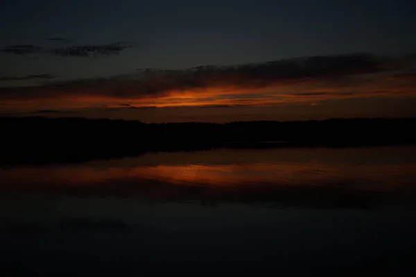 Vista Pittoresca Del Cielo Buio Infinito Sul Lago Prima Mattina — Foto Stock