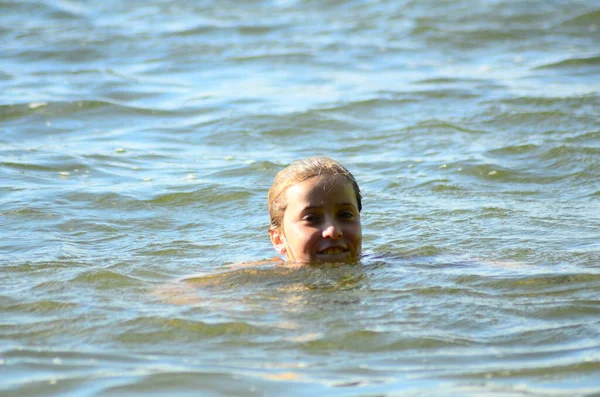 Little Girl Playing Lake — Zdjęcie stockowe