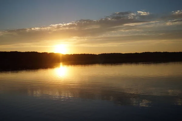 Vista Pitoresca Céu Escuro Infinito Sobre Lago Início Manhã — Fotografia de Stock