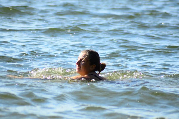 湖で泳いでいる若い女性の肖像画 — ストック写真