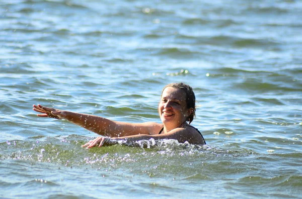 Portrait Jeune Femme Nageant Dans Lac — Photo