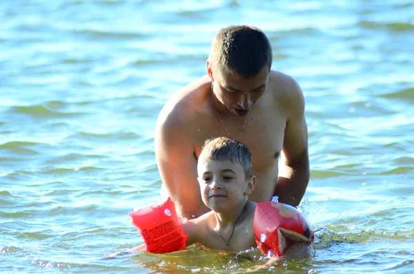 Father Teaching Son Swim — Stockfoto