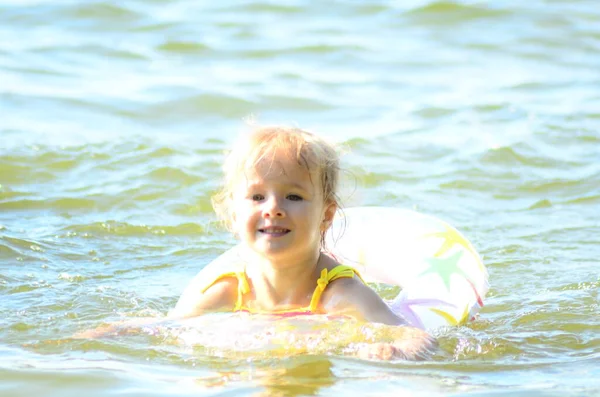 Une Petite Fille Nageant Dans Lac — Photo