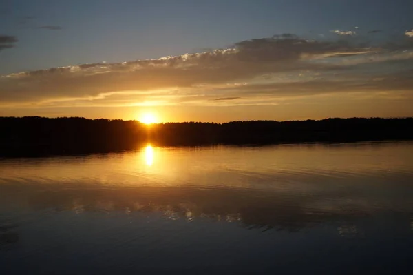 Malerischer Blick Auf Den Endlosen Dunklen Himmel Über Dem See — Stockfoto