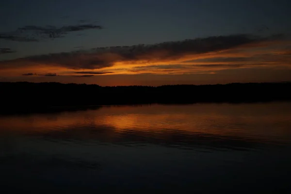 Vista Pitoresca Céu Escuro Infinito Sobre Lago Início Manhã — Fotografia de Stock