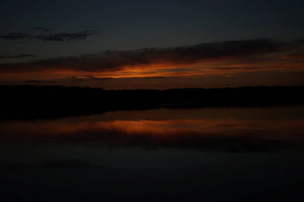 Vue Pittoresque Ciel Noir Sans Fin Sur Lac Tôt Matin — Photo