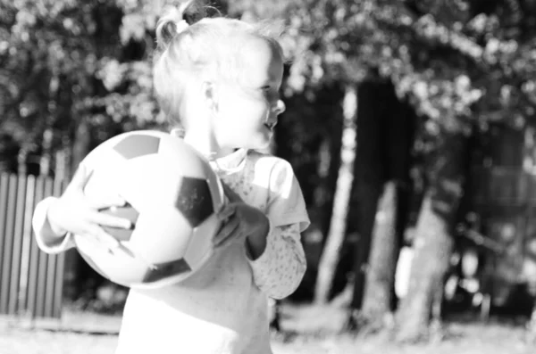 Девочка Играет Мячом Озера — стоковое фото