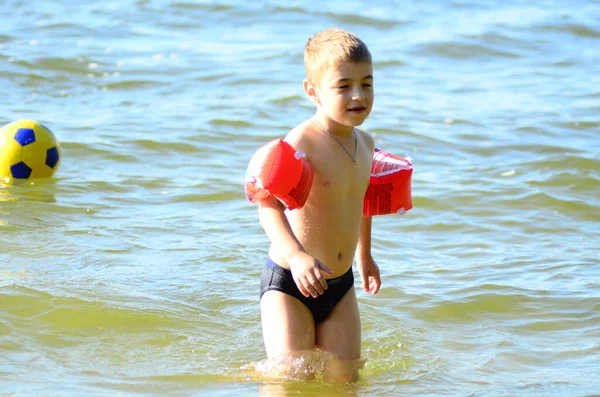 Little Boy Swimming Lake — Stockfoto