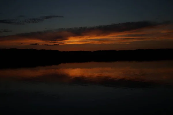 Vista Pitoresca Céu Escuro Infinito Sobre Lago Início Manhã — Fotografia de Stock