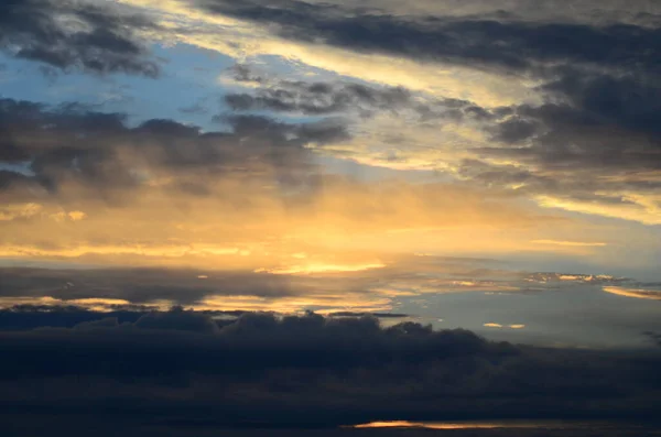 Vista Panoramica Del Bellissimo Tramonto Riflesso Nel Lago — Foto Stock