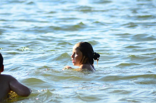 Mała Dziewczynka Bawiąca Się Jeziorze — Zdjęcie stockowe