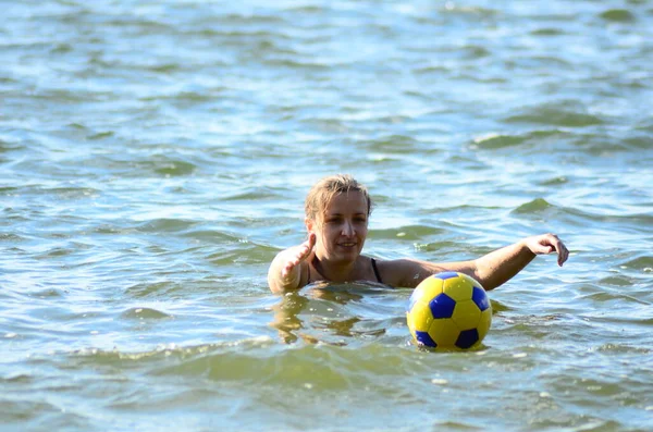Портрет Молодої Жінки Плаває Озері — стокове фото
