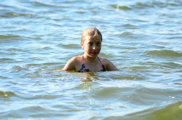 Little Girl Playing Lake — ストック写真