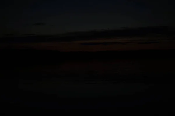 Vista Pitoresca Céu Escuro Infinito Sobre Lago Início Manhã — Fotografia de Stock