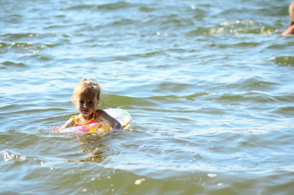 Маленькая Девочка Плавает Озере — стоковое фото